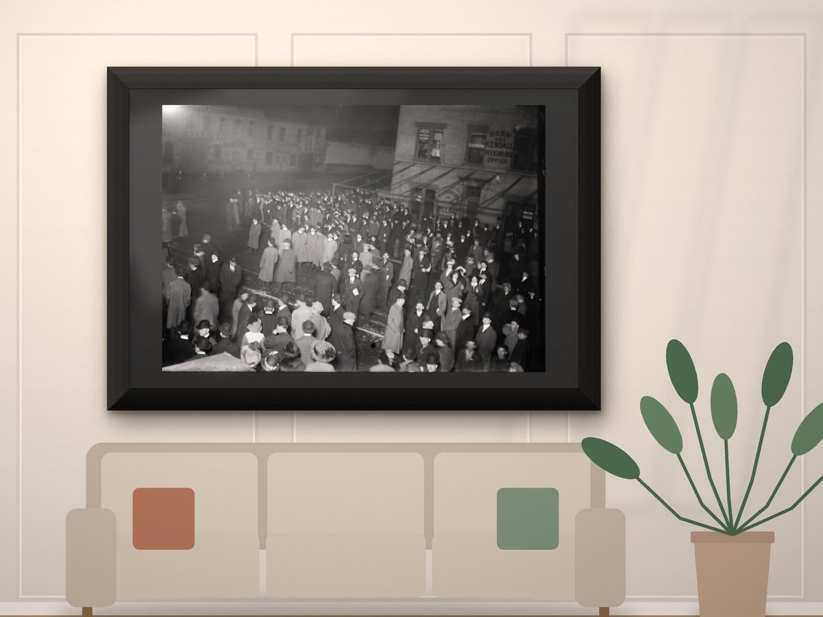 Titanic Survivors Crowd Print, 1912 New York Cunard Pier Photo, RMS Titanic Vintage Photograph, Old New York Wall Art